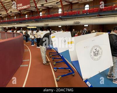 Seggio in palestra per le elezioni presidenziali del 2020 nel quartiere Park Slope, Brooklyn, New York. Foto Stock