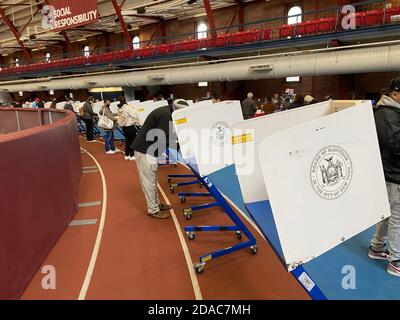 Seggio in palestra per le elezioni presidenziali del 2020 nel quartiere Park Slope, Brooklyn, New York. Foto Stock