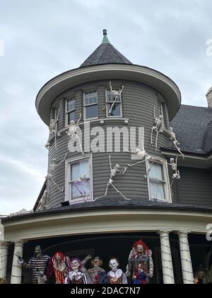 Decorazioni di Halloween su una casa a Brooklyn, New York. Foto Stock