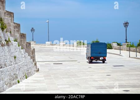 Giro in auto italiana a tre ruote nel centro storico di Ostuni Foto Stock