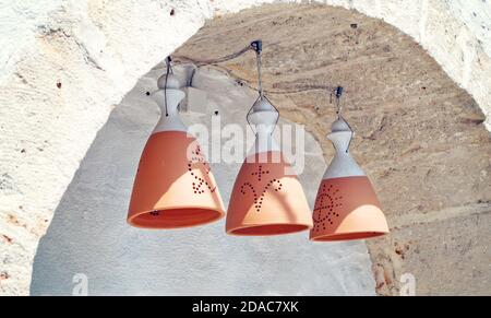 Campane in argilla con simboli cristiani - elemento di decorazione sopra L'ingresso al palazzo 'Trulli' di Alberobello Foto Stock