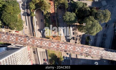 Vista dall'alto del viale e del viadotto vicino alla vale do Anhangabau nella città di San Paolo, Brasile. Foto Stock