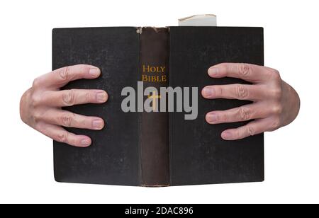 Mani che tengono aperto il libro della Sacra Bibbia cristiana con il titolo d'oro sul legame. Isolato su sfondo bianco. Foto Stock