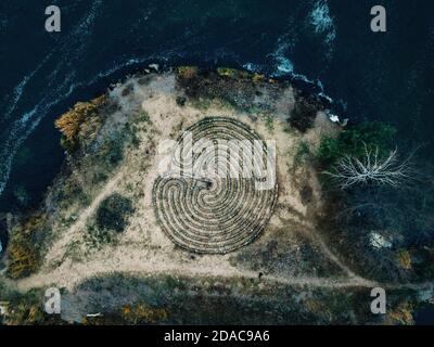 Labirinto a spirale fatto di pietre sulla costa, vista dall'alto dal drone Foto Stock