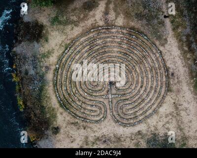 Labirinto a spirale fatto di pietre sulla costa, vista dall'alto dal drone Foto Stock