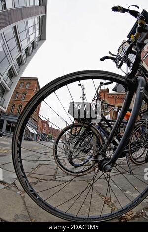 Biciclette parcheggiate presso stand dedicati su High Street, Manchester, fuori dal vecchio recinto dei mercati del pesce all'ingrosso Foto Stock