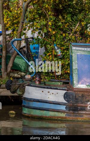 una vecchia barca arrugginita tradizionale stretta sul canale grand union a braunston nel northamptonshire. Foto Stock