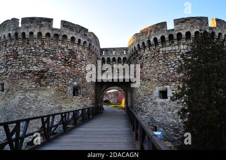 Porta Zindan e ponte di legno di fronte ad essa nella fortezza di Kalemegdan, Belgrado, Serbia Foto Stock