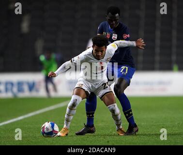 Matthew Sorinola di Milton Keynes Dons (a sinistra) e Pascal Kpohomouh di Southampton combattono per la palla durante la partita del Papa John's Trophy allo Stadio MK, Milton Keynes. Foto Stock