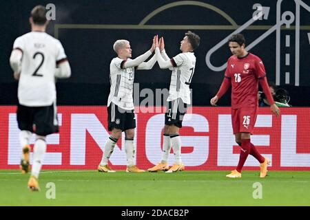 11 novembre 2020, Sassonia, Lipsia: Calcio: Partite internazionali, Germania - Repubblica Ceca nella Red Bull Arena. Luca Waldschmidt (3° da sinistra) dalla Germania si acclama dopo il suo obiettivo per il 1-0 con i suoi compagni di squadra Philipp Max (2° da sinistra) e Robin Koch (a sinistra), Ales Mateju dalla Repubblica Ceca corre a destra. NOTA IMPORTANTE: In conformità con le norme del DFL Deutsche Fußball Liga e del DFB Deutscher Fußball-Bund, è vietato utilizzare o utilizzare nello stadio e/o nel gioco foto scattate sotto forma di sequenze e/o serie di foto simili a video. P. Foto Stock