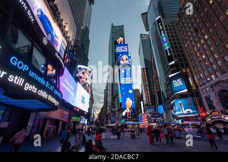 Un'immagine del Presidente eletto degli Stati Uniti Joe Biden appare su uno schermo il 10 novembre 2020 nella zona di Times Square a New York. Foto Stock