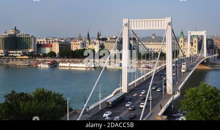 Elizabeth ponte sul Danubio che collega Budim e Pest, Budapest, Ungheria Foto Stock