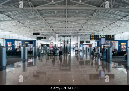 Larnaca, Cipro-circa settembre 2010: Interno dell'aeroporto internazionale di Larnaca. Il livello superiore delle partenze. Ora è chiamato in onore dell'ex Pres Foto Stock