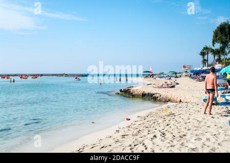 Ayia Napa, Cipro-circa settembre 2010: Sabbia bianca e acque turchesi si trovano sulla spiaggia di Nissi. E' una spiaggia popolare nella località di Ayia Napa. Il essere Foto Stock