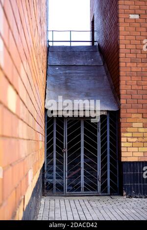 L'ingresso al seminterrato è chiuso con un acciaio grata Foto Stock