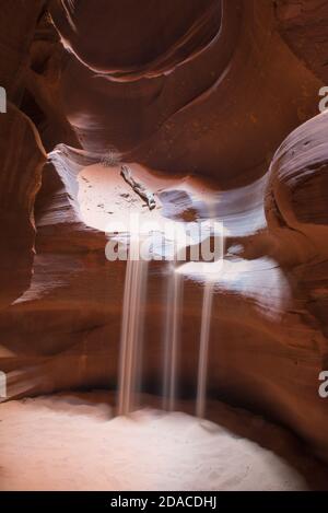 Correre sabbia appare come acqua in Upper Antelope Canyon, Page, AZ, Stati Uniti Foto Stock