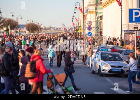 SAN PIETROBURGO, RUSSIA, 9 MAGGIO 2015: La freccia dell'isola di Vasilyevsky è piena di persone durante la celebrazione della Giornata della Vittoria. L'avversario 70 o Foto Stock