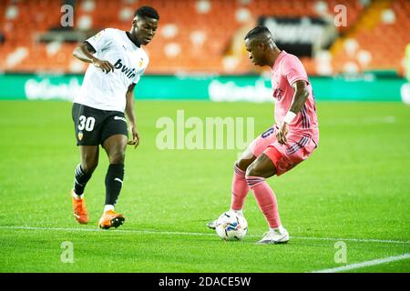 Yunus Musah di Valencia CF e Vinicius Jr di Real Madrid durante il campionato spagnolo la Liga calcio mach tra Valencia e Real Madrid su P. Foto Stock