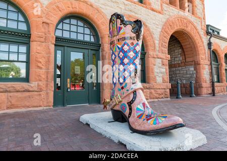 Cheyenne, Wyoming - 8 agosto 2020: Grande scultura d'arte di stivali da cowboy fuori della storica stazione ferroviaria Union Pacific Depot a Cheyenne, Wyoming Foto Stock