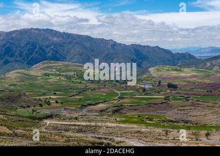 Paesaggio agricolo nella regione di Maragua, departimento Sucre, Cordillera Centrale, Ande, Bolivia, America Latina Foto Stock