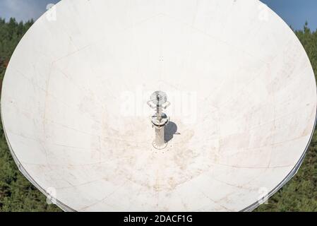 Dettaglio di un gigantesco radiotelescopio puntato verso l'alto sfondo blu chiaro Foto Stock