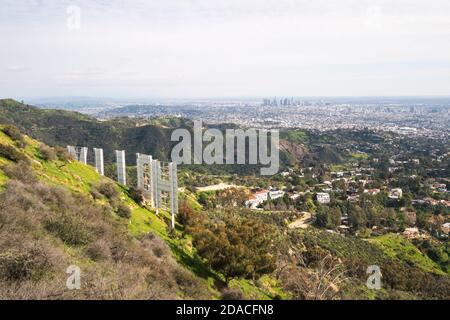 Vista dall'alto dell'insegna di Hollywood, famoso luogo popolare per i turisti che visitano USA e Los Angeles Foto Stock