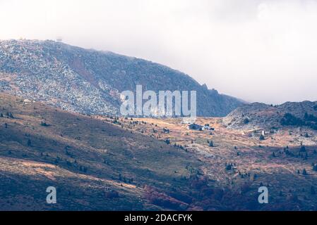 Misty blu freddo montagna Lodge roccioso collina alti scarsi raggi di sole giorno nuvoloso della moody Foto Stock