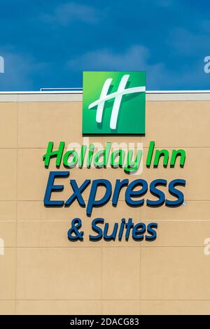 HUDSON, WI/USA - 31 OTTOBRE 2020:: Holiday Inn Express Sign motel exterior. L'Holiday Inn Express e' una catena alberghiera a prezzi medi, marcata da InterContinent Foto Stock