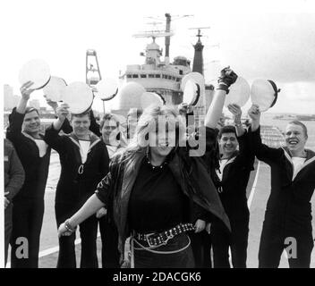 PAGE THREE GIRL GIRED POP STAR SAM FOX A BORDO DI HMS ARK ROYAL. 1985 Foto Stock