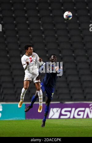 Matthew Sorinola di Milton Keynes Dons e Tella Nathan di Southampton (a destra) combattono per la palla durante la partita del Papa John's Trophy allo Stadio MK, Milton Keynes. Foto Stock