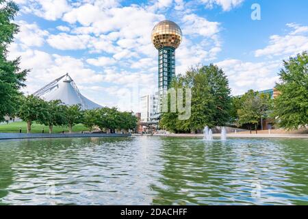 Knoxville, Tennessee - 9 ottobre 2019: Golden Sunsphere al World's Fair Park nel centro di Knoxville Foto Stock