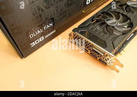 scheda video dual nvidia geforce gtx 1060 palit utilizzata in alto visualizza Foto Stock