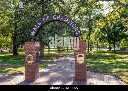 OLE Mississippi, sede della Walk of Champions, dove la squadra di calcio entra nel Grove prima delle partite in casa presso la University of Mississippi, Oxford, Mississippi, USA. Foto Stock