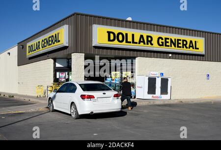 Un cliente arriva in un negozio Dollar General a Pecos, New Mexico. Foto Stock