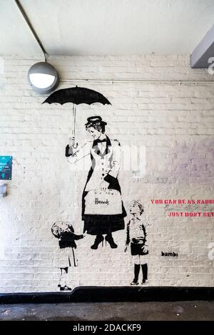 Murale della principessa Diana come Mary Poppins con i suoi figli William e Harry da Neal's Yard, Londra, Regno Unito Foto Stock