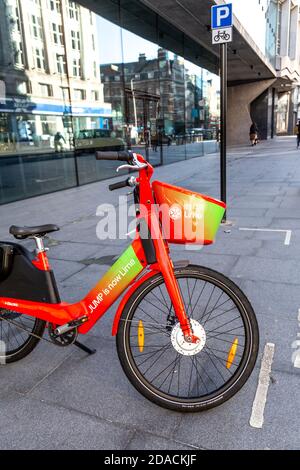 Bicicletta elettrica DA SALTO senza dockless ribattonata da Lime dopo la presa in consegna da Uber a Londra, Regno Unito Foto Stock