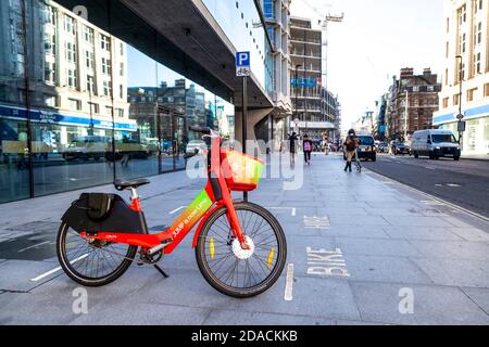 Bicicletta elettrica DA SALTO senza dockless ribattonata da Lime dopo la presa in consegna da Uber a Londra, Regno Unito Foto Stock