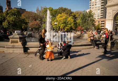 I visitatori del Washington Square Park nel Greenwich Village di New York sabato 31 ottobre 2020 indossano i loro costumi. Nonostante la parata annuale sia stata cancellata e virtuale, le persone sono uscite a mostrare il loro lato creativo.(© Richard B. Levine) Foto Stock