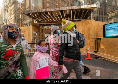 I lavoratori di Midtown Manhattan a New York martedì 3 novembre 2020 saliscono a bordo del negozio H&M in previsione di possibili disordini civili e saccheggi dopo l'elezione. (© Richard B. Levine) Foto Stock