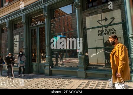 Il negozio Prada a Soho a New York sabato 31 ottobre 2020 ha installato una griglia metallica sopra le loro finestre in previsione di possibili disordini civili e di lotto dopo le elezioni del 3 novembre. (© Richard B. Levine) Foto Stock