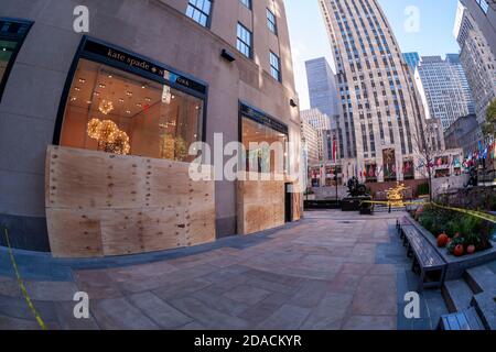 I lavoratori del Midtown Manhattan a New York lunedì 2 novembre 2020 saliscono a bordo del negozio Kate Spade nel Rockefeller Center in previsione di possibili disordini civili e saccheggi dopo le elezioni del 3 novembre. (© Richard B. Levine) Foto Stock