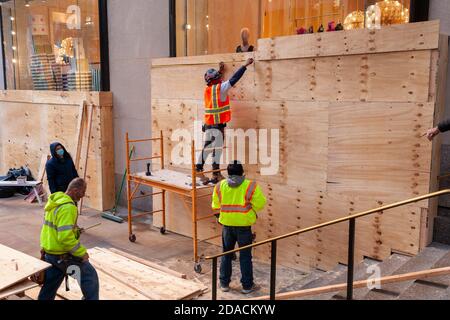 I lavoratori del Midtown Manhattan a New York lunedì 2 novembre 2020 saliscono a bordo del negozio Kate Spade nel Rockefeller Center in previsione di possibili disordini civili e saccheggi dopo le elezioni del 3 novembre. (© Richard B. Levine) Foto Stock