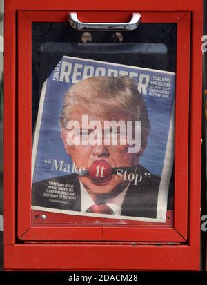 Un quotidiano tabloid settimanale gratuito distribuito a Santa Fe, New Mexico, presenta una storia di copertina critica sul presidente degli Stati Uniti Donald Trump. Foto Stock