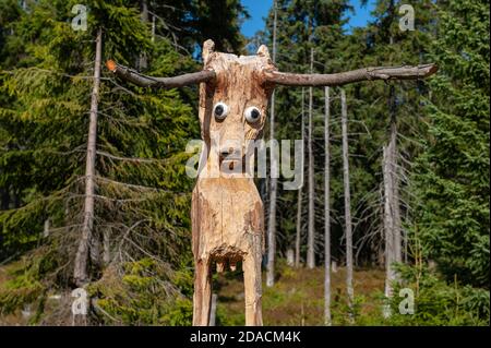 Bozi Dar/Repubblica Ceca: Scultura in legno (Arte di Terra) sui Monti ore Foto Stock