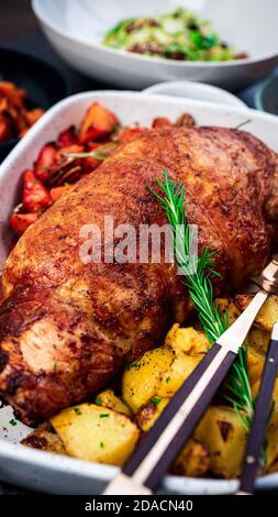 Pasto tacchino arrosto con Garnishes Foto Stock