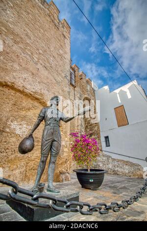Vejer de la Frontera, Cádiz, Spagna - 06 ottobre 2019: Statua dedicata a Juan Relinque, accanto alla Puerta de Sancho IV, a Vejer de la Frontera, Sp Foto Stock