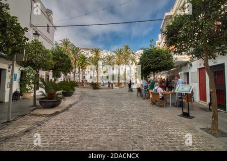 Vejer de la Frontera, Cádiz, Spagna - 06 ottobre 2019: Persone in una bella strada a Vejer de la Frontera, Andalusia, Spagna Foto Stock