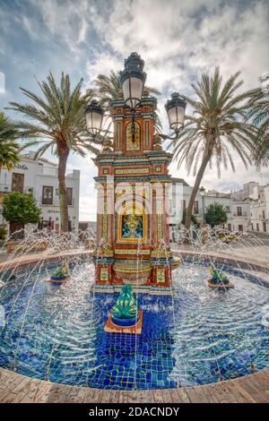 Vejer de la Frontera, Cadice, Spagna - 06 ottobre 2019: Pittoresca fontana decorata con rane situata in Plaza España a Vejer de la Frontera. Foto Stock