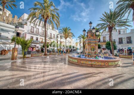 Vejer de la Frontera, Cadice, Spagna - 06 ottobre 2019: Vista panoramica di Plaza España a Vejer de la Frontera, una pittoresca città bianca in Andalusia Foto Stock