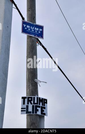 Melbourne Beach. Brevard County, Florida, Stati Uniti. 11 novembre 2020. I segnali politici illegali della campagna stanno attaccando i poli di trasmissione di potenza e luce della Florida lungo la strada statale A1A. Come i segni sono soffiati via dal vento prima, durante e dopo l'elezione sono stati sostituiti con le parole di notizie. È illegale in Florida attaccare qualsiasi segno alle aste di servizio. Credit: Julian Leek/Alamy Live News Foto Stock